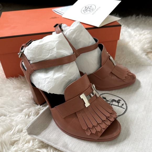 HERMES ‘ALESIA’ GOATSKIN SANDALS in Rose Bubinga, sz 38. - Picture 2 of 13